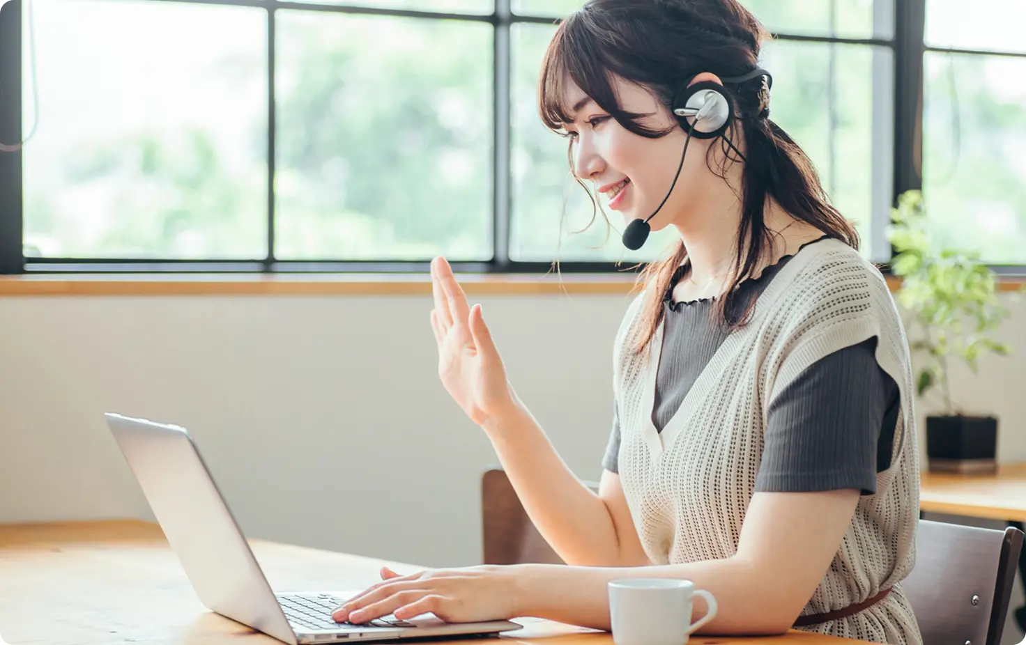 自宅で仕事をする女性