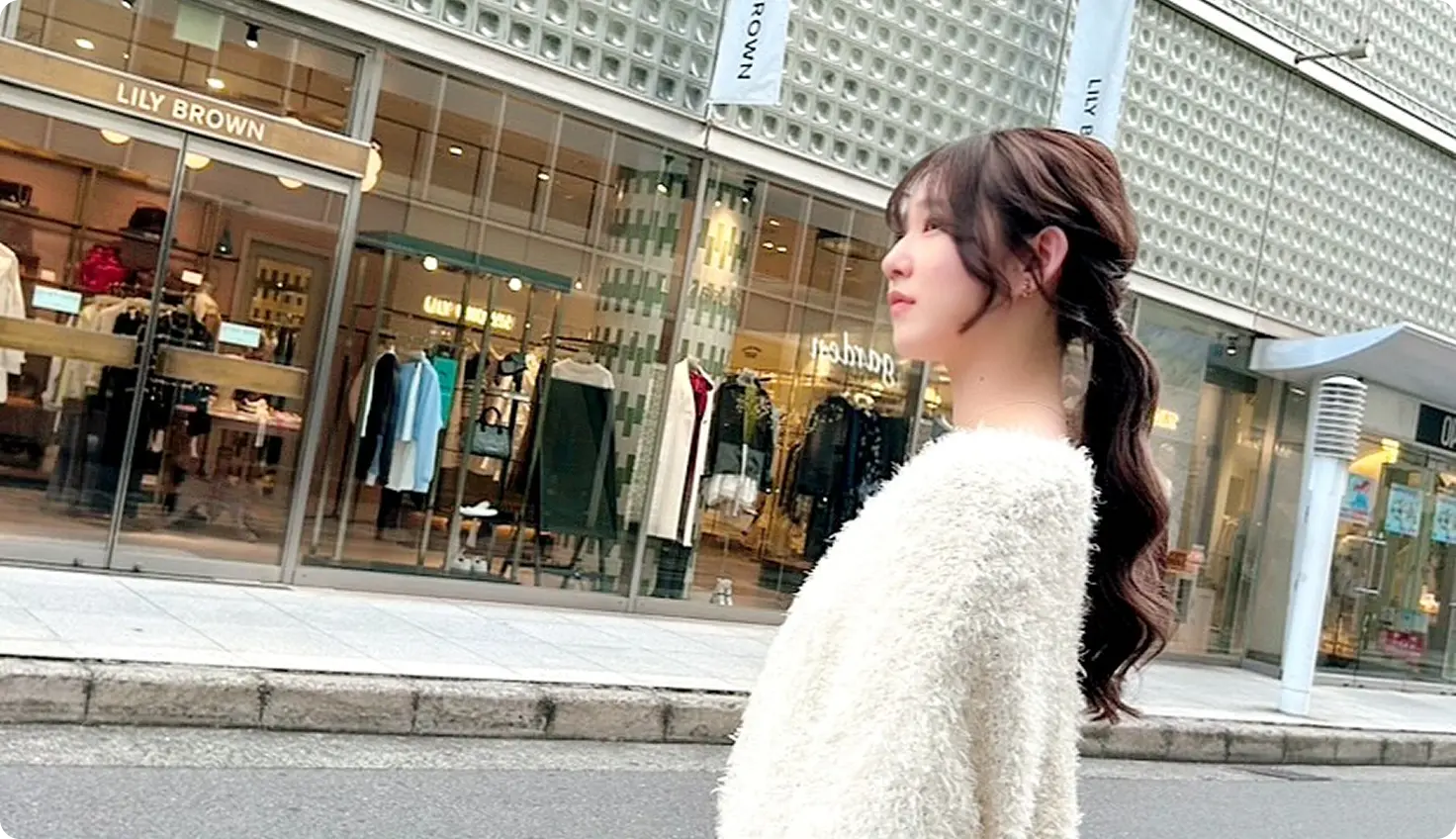 店舗に向かう女性