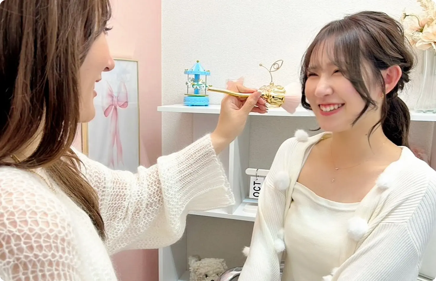 スタッフによるメイクの様子