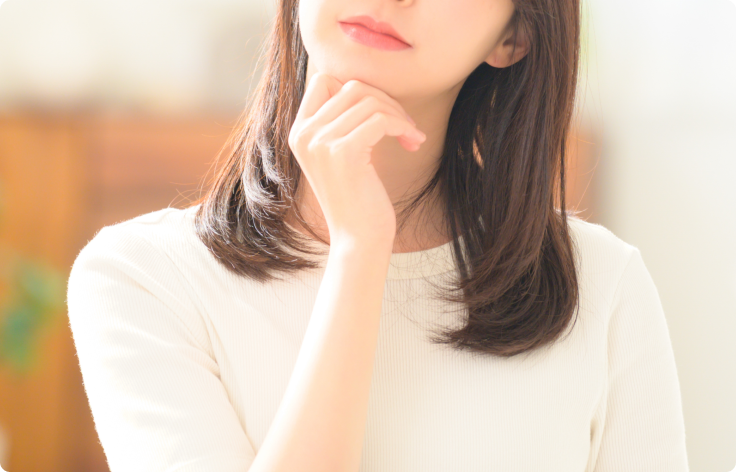 不安な気持ちの女性の画像