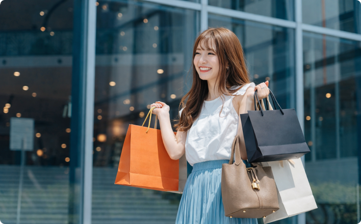 たくさん買い物をする女性