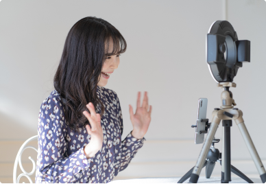 笑顔でオンラインチャットをしている女性画像