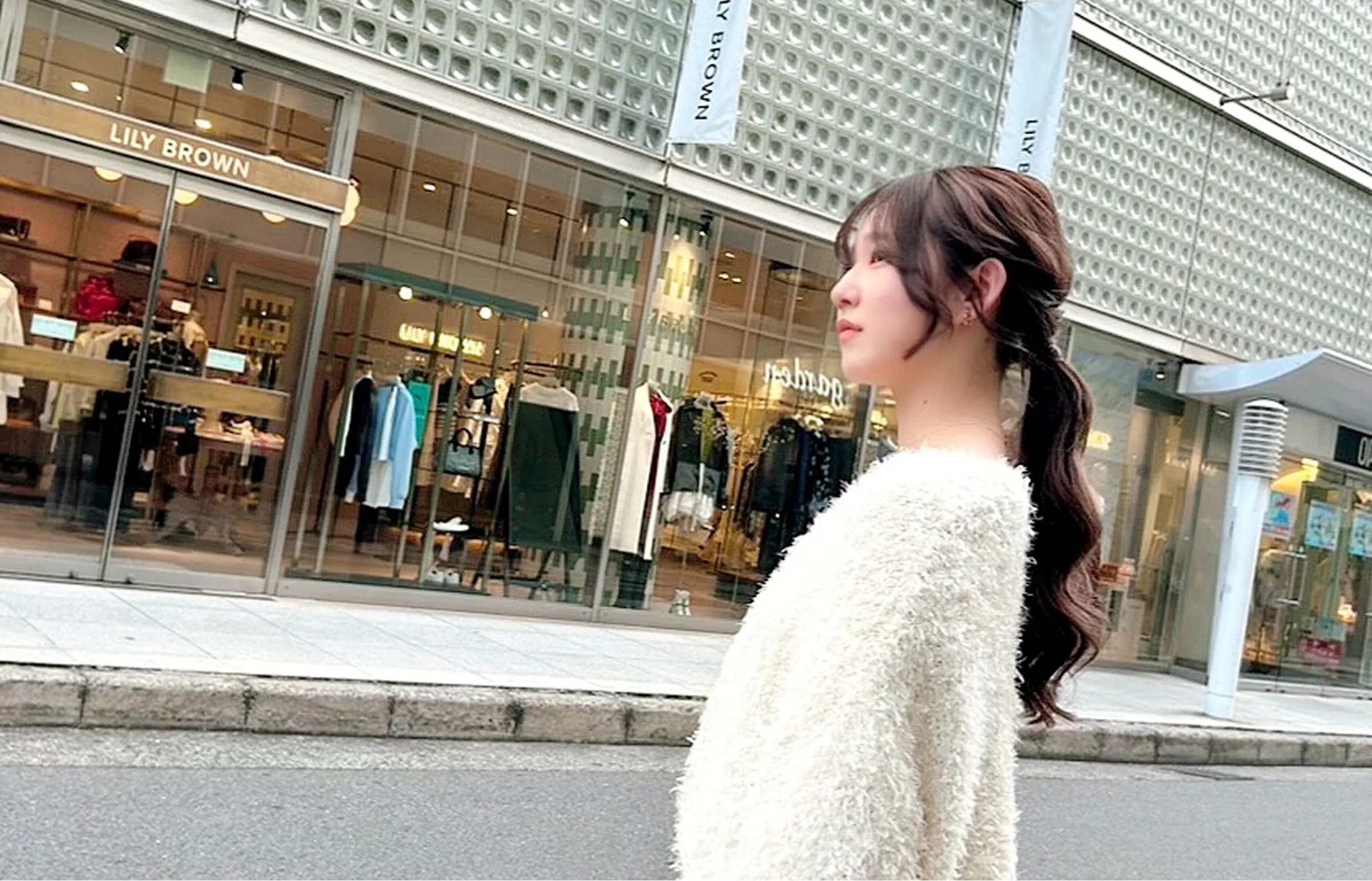 チャットレディ体験のために店舗へ来店する女性