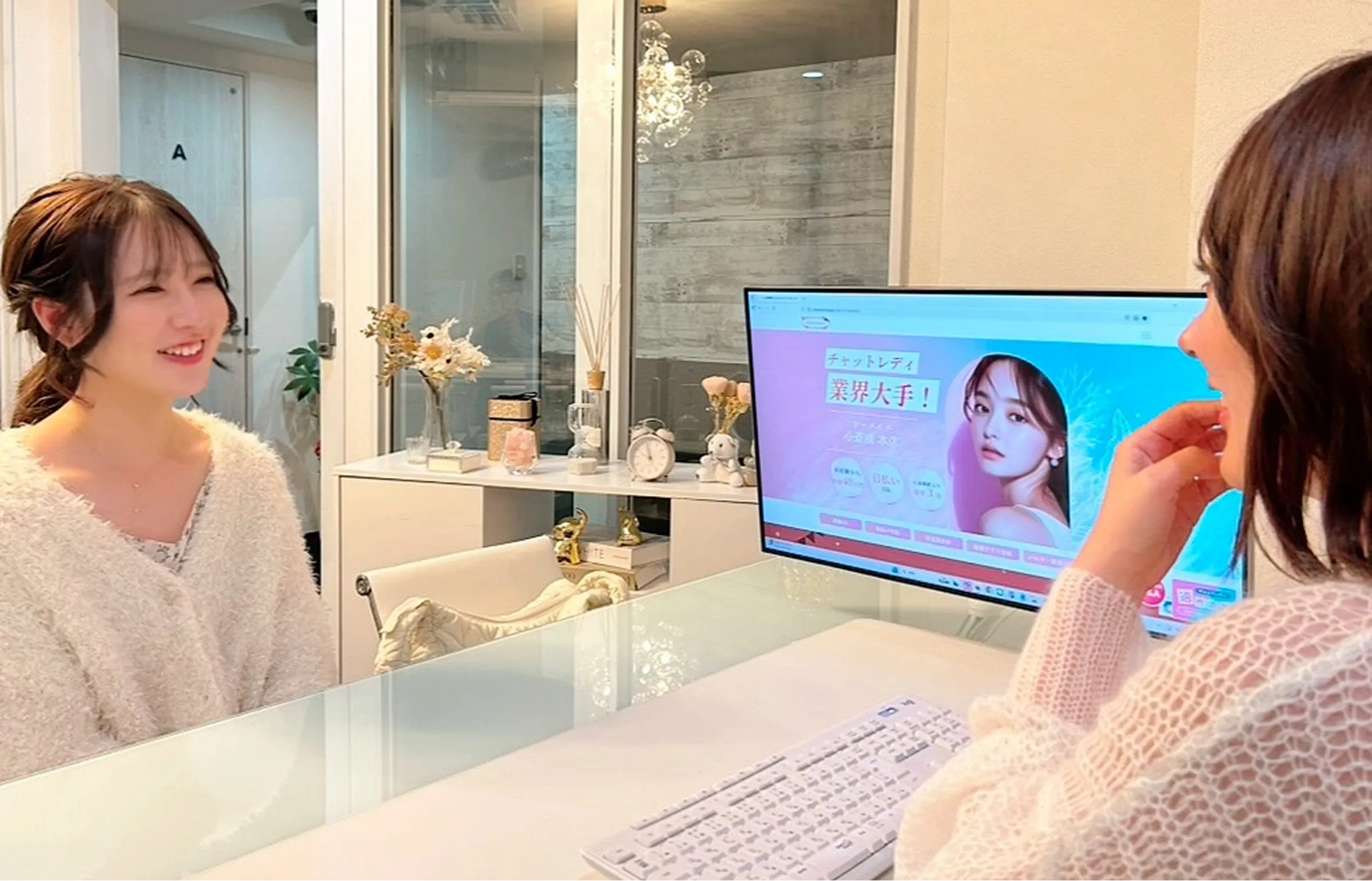 チャットレディの仕事内容をスタッフから説明されている様子