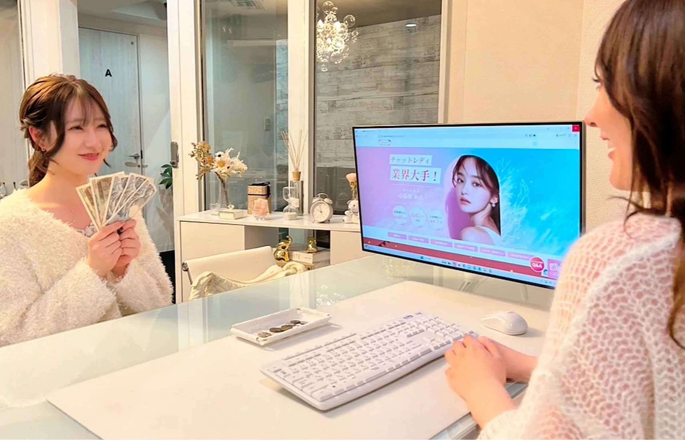 チャットレディ体験後に店舗で報酬を受け取る女性の様子