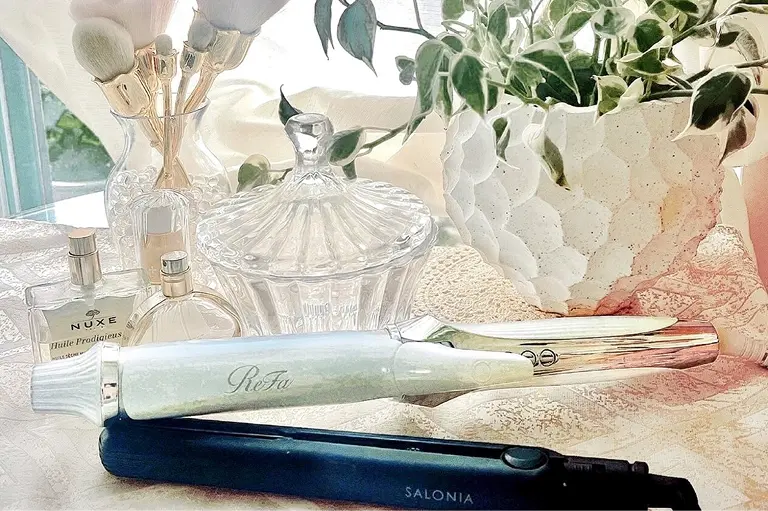 使用可能なヘアアイロンとコテがテーブルに並んでいる様子