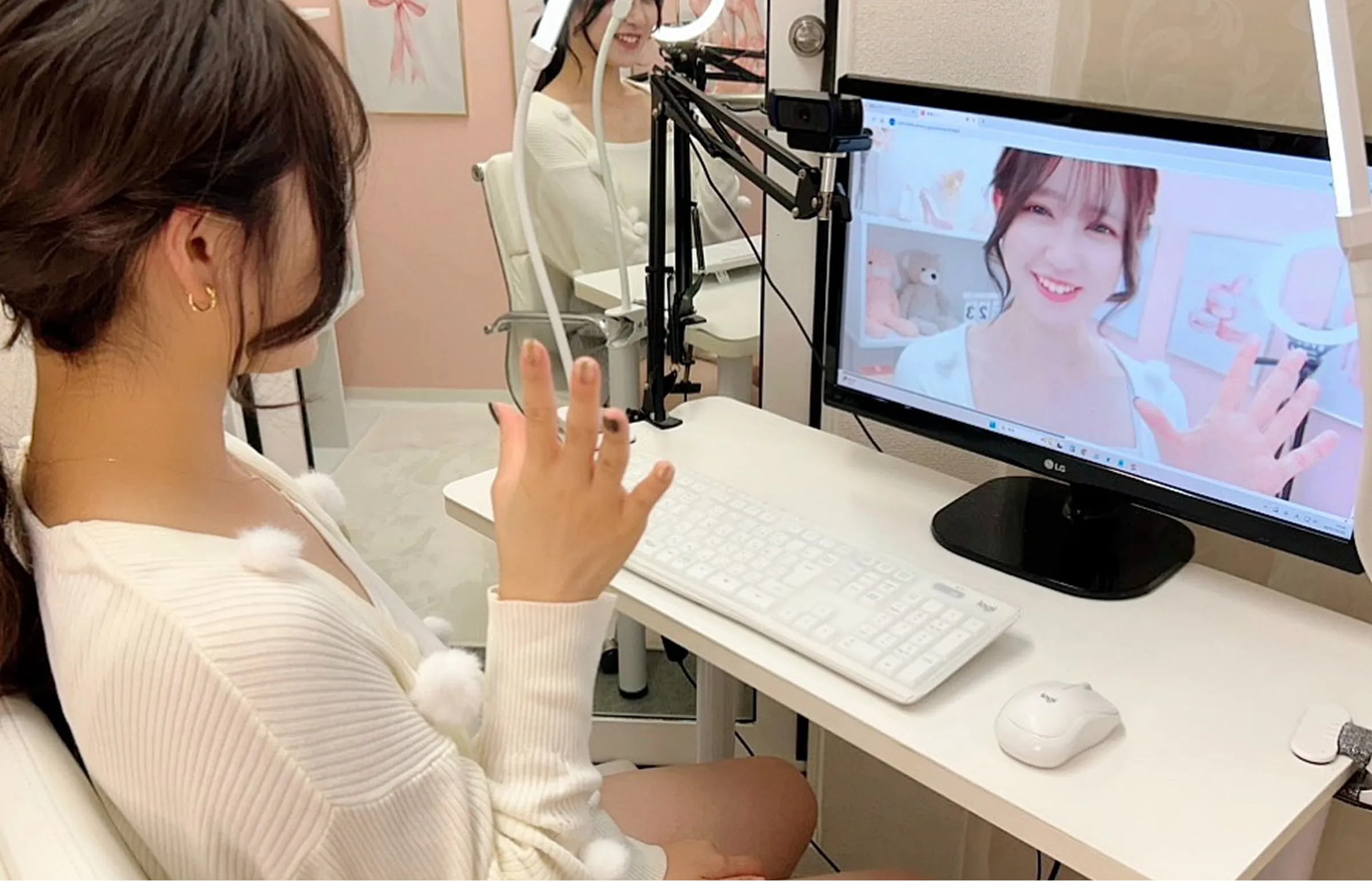 チャットレディ体験でパソコンを使って実際に配信を行う女性